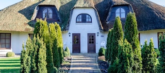 Apartment in the reed house Nordsee-Bude:Dünen Butze, quiet location with large garden