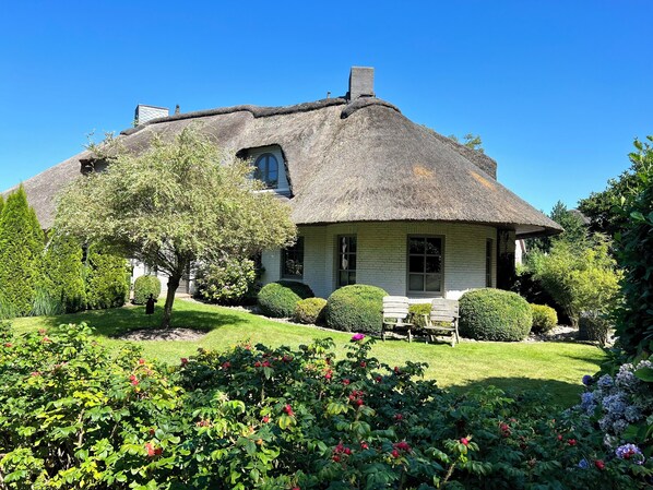 Exterior - Apartment in the reed house Nordsee-Bude:Dünen Butze, quiet location with large garden (St. Peter-Ording)