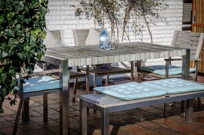 Outdoor dining - Apartment in the reed house Nordsee-Bude:Dünen Butze, quiet location with large garden (St. Peter-Ording)