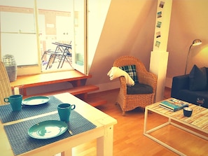 Smart TV, DVD player, books, video library - 300m from the beach - cozy apartment "sky & sea" with a large roof terrace / WiFi (Kühlungsborn)
