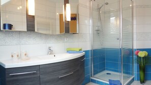 Shower, hair dryer, towels, soap - 3 star apartment Emmely, quiet location, parking lot, internet access (Ostseebad Binz)
