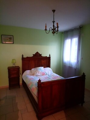 3 bedrooms, iron/ironing board, free WiFi, bed sheets