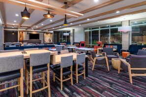 Free daily buffet breakfast - La Quinta Inn & Suites by Wyndham Houston East at Sheldon Rd (Channelview)