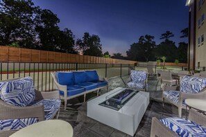 Fireplace - La Quinta Inn & Suites by Wyndham Houston East at Sheldon Rd (Channelview)