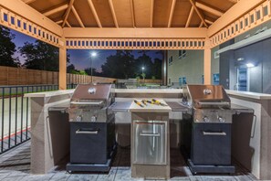 BBQ/picnic area - La Quinta Inn & Suites by Wyndham Houston East at Sheldon Rd (Channelview)