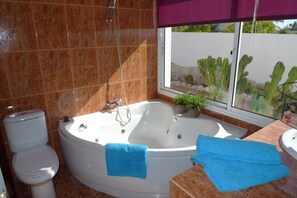 Chuveiro/banheira combinados, secador de cabelo, toalhas de banho 