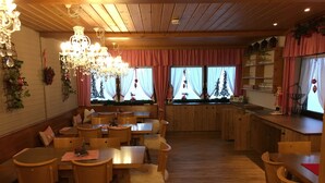 A cozy restaurant with wooden furniture, a chandelier, and festive decorations. - comfortable (Riefensberg)