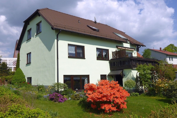 Ansicht von Südwesten,
das große Fenster gehört zur Ferienwohnung