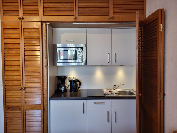 Fridge, microwave, coffee/tea maker, toaster - Haus Elisabeth Apartment 2, non smoking, balcony, roof terrace (Cuxhaven)