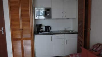 Kühlschrank, Mikrowelle, Wasserkocher mit Kaffee-/Teezubehör, Toaster