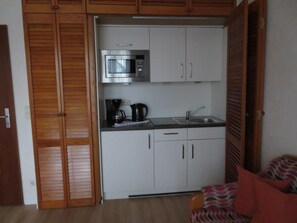 Kühlschrank, Mikrowelle, Wasserkocher mit Kaffee-/Teezubehör, Toaster