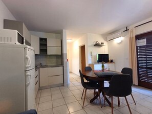 Kühlschrank, Mikrowelle, Herdplatte, Wasserkocher mit Kaffee-/Teezubehör