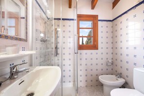 Tina, secadora de cabello, toallas 