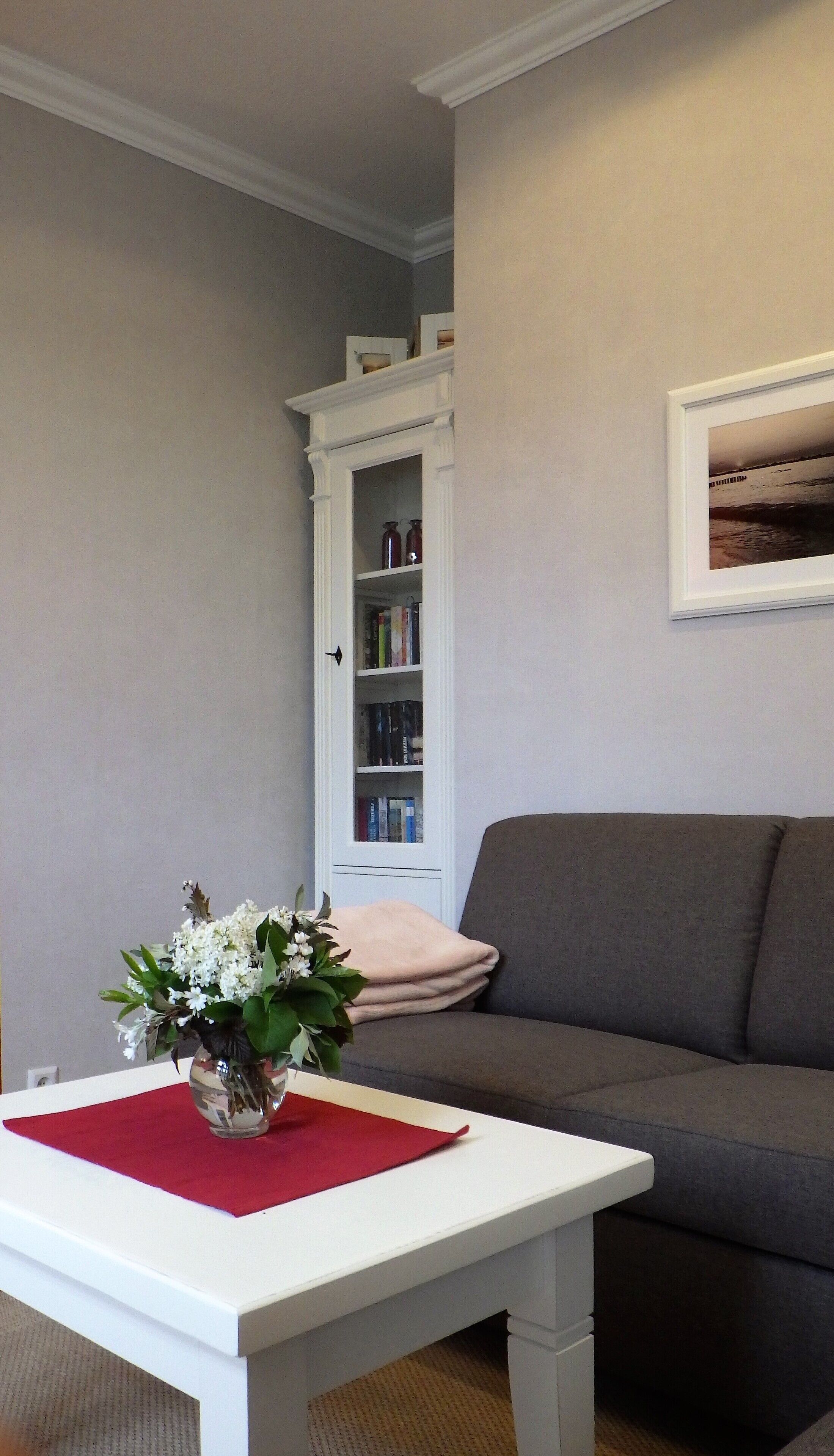 Lovingly furnished apartment in a quiet location with a beautiful garden near the beach