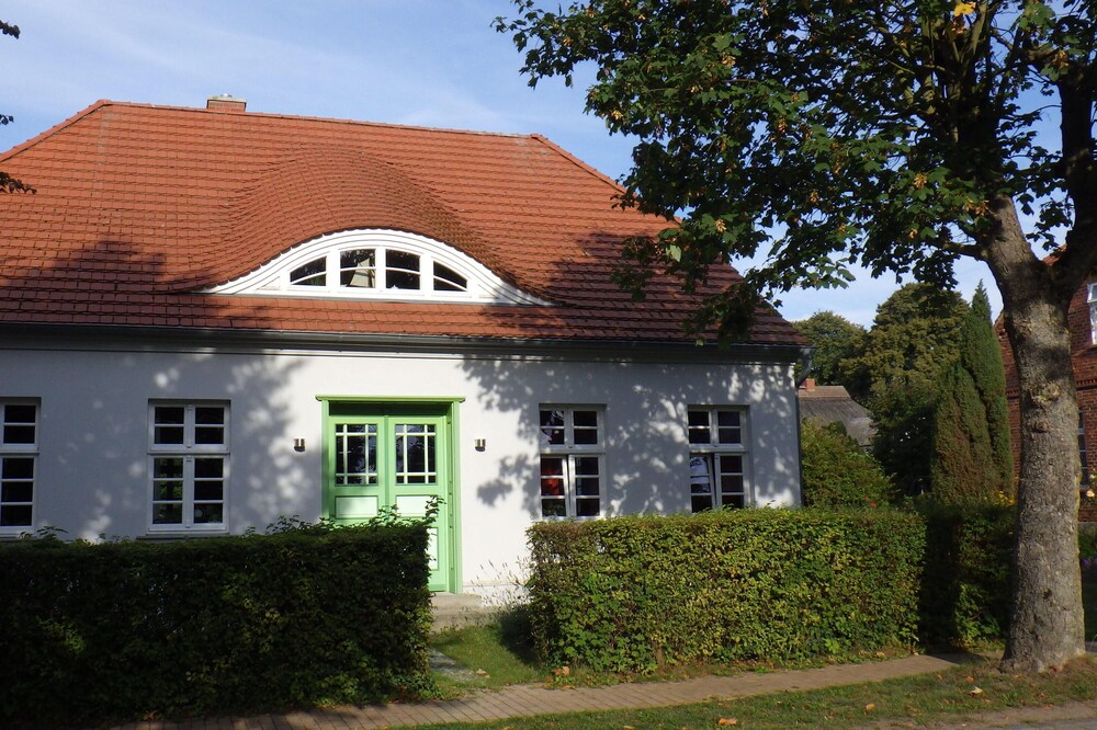 Lovingly furnished apartment in a quiet location with a beautiful garden near the beach