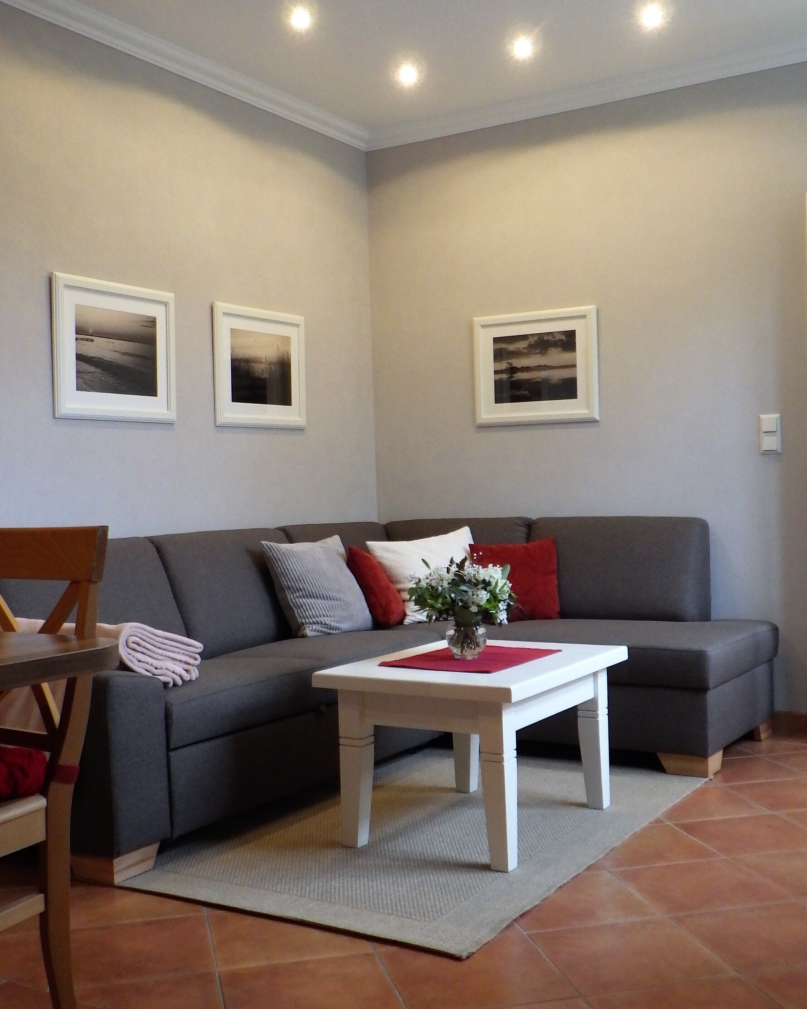 Lovingly furnished apartment in a quiet location with a beautiful garden near the beach