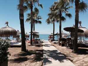 Plage à proximité, chaises longues