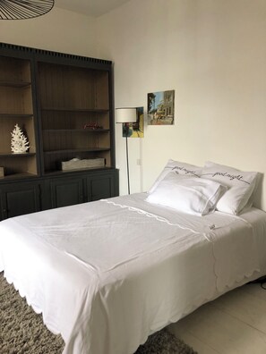 3 bedrooms, desk, iron/ironing board, free WiFi