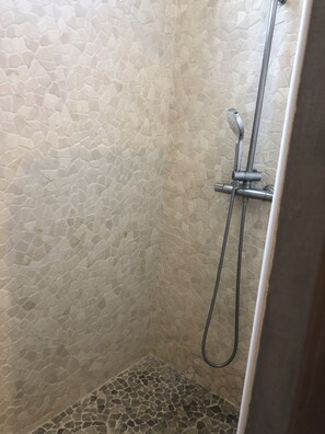 Dusche, Haartrockner, Handtücher, Toilettenpapier