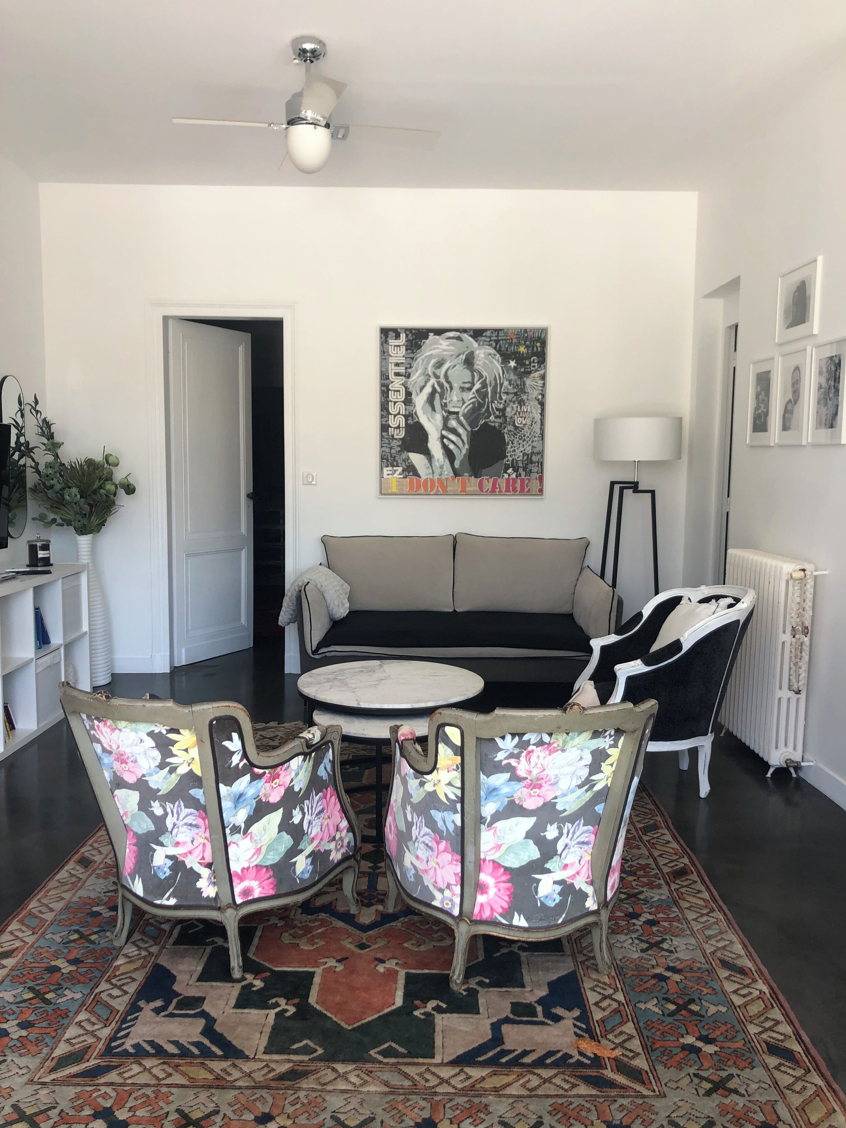 Télévision, lecteur de DVD, livres, imprimantes