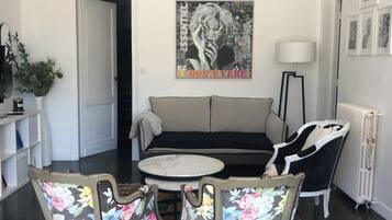 Télévision, lecteur de DVD, livres, imprimantes