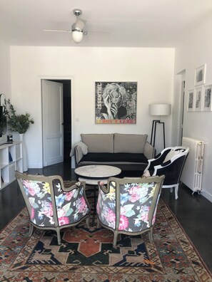 Télévision, lecteur de DVD, livres, imprimantes