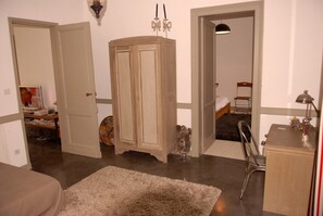 3 camere, una scrivania, ferro/asse da stiro, Wi-Fi gratuito