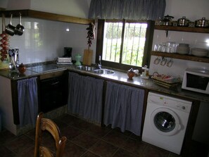 Een koelkast, een microgolfoven, een oven, een vaatwasser