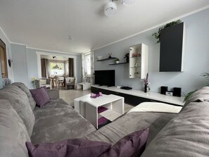 Smart-TV, DVD-Player, Bücher, Videothek