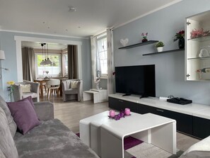 Smart TV, DVD player, books, video library - Town villa from 1936 - up to 8 persons, 3 dogs welcome, fenced garden (Bad Sachsa)