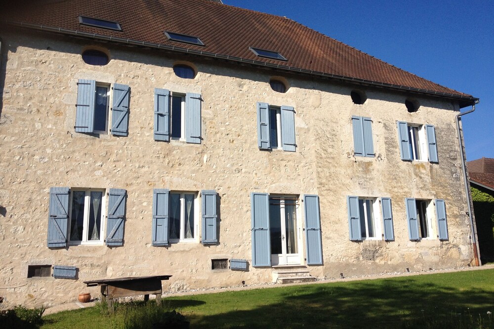 Superb house with vines and view of the Grand Colombier