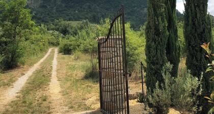 Charming, very quiet apartment overlooking the Ubrieux gorges!