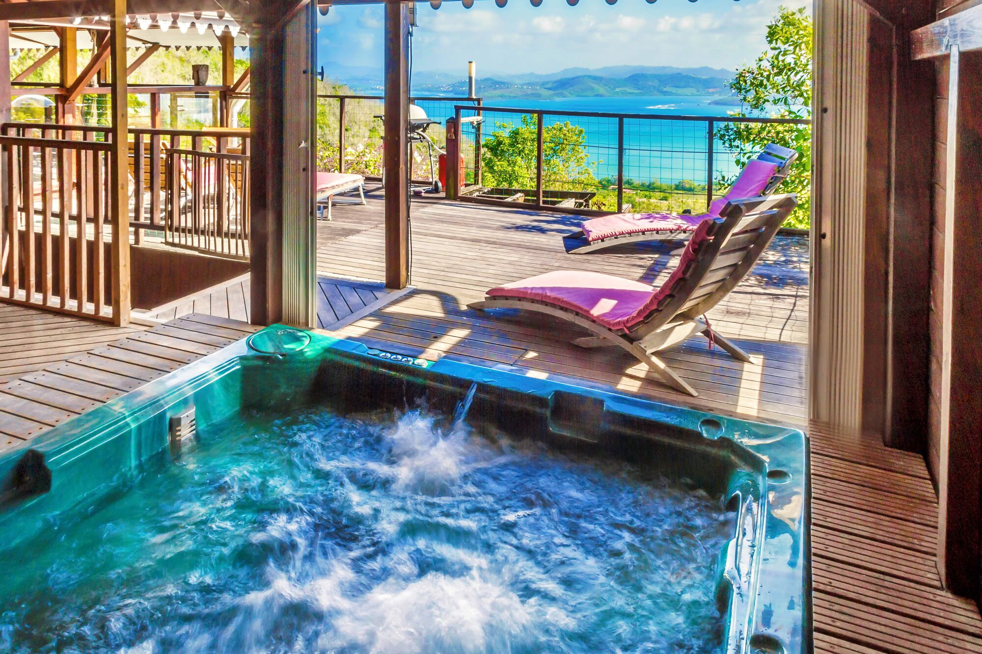 Jacuzzi encastré dans un deck couvert,  vue mer