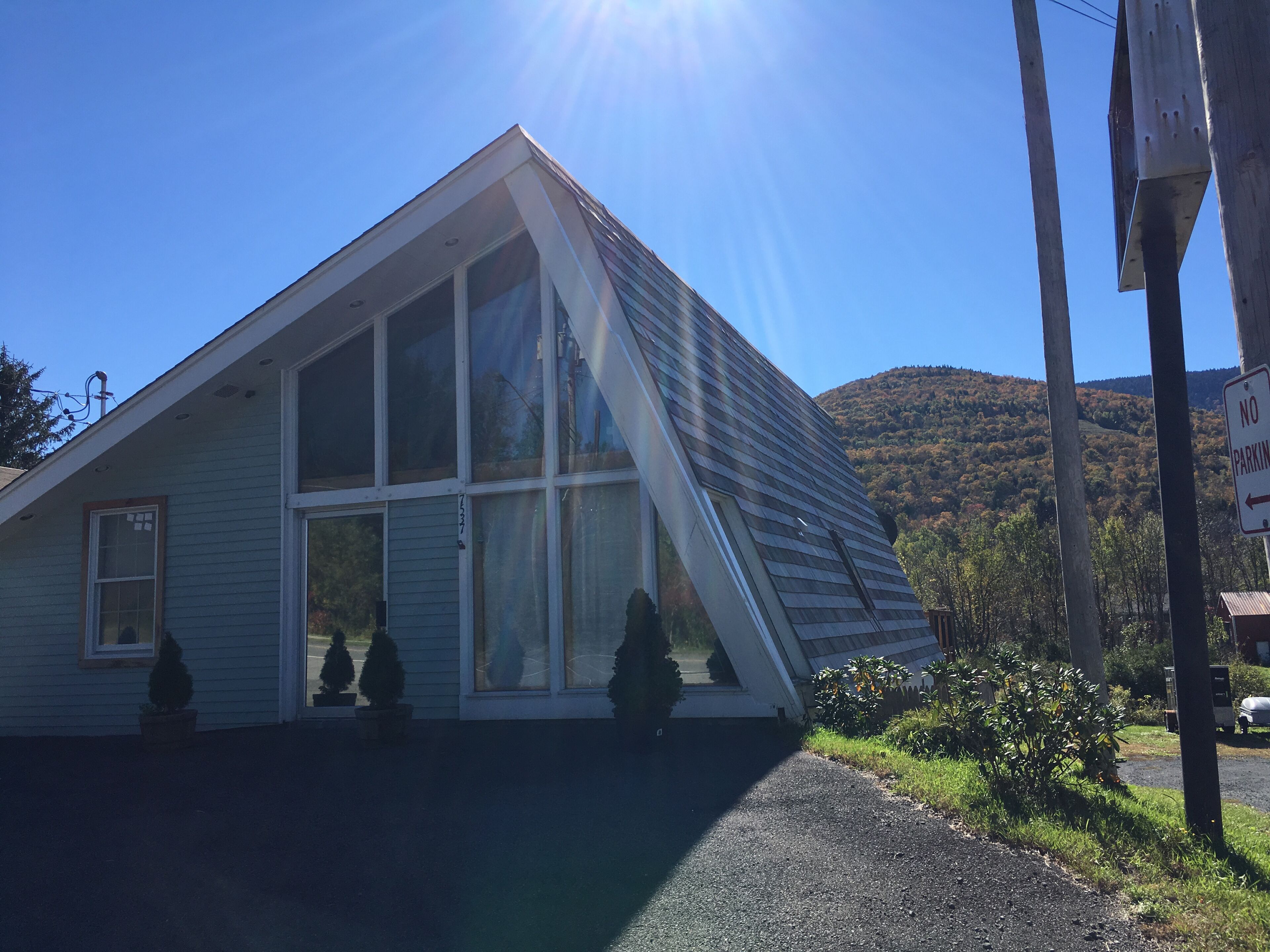 LOCATION! Location! Walking distance to Hunter MT! 3rd night 1/2 price w/weekend