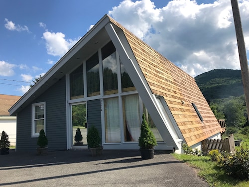 LOCATION! Location! Walking distance to Hunter MT! FALL 3rd nt SPECIAL!