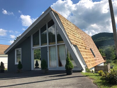 LOCATION! Location! Walking distance to Hunter MT! FALL 3rd nt SPECIAL!