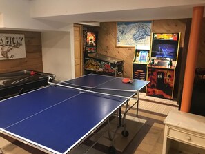 Game room - LOCATION! Location! Walking distance to Hunter MT! FALL 3rd nt SPECIAL! (Hunter)