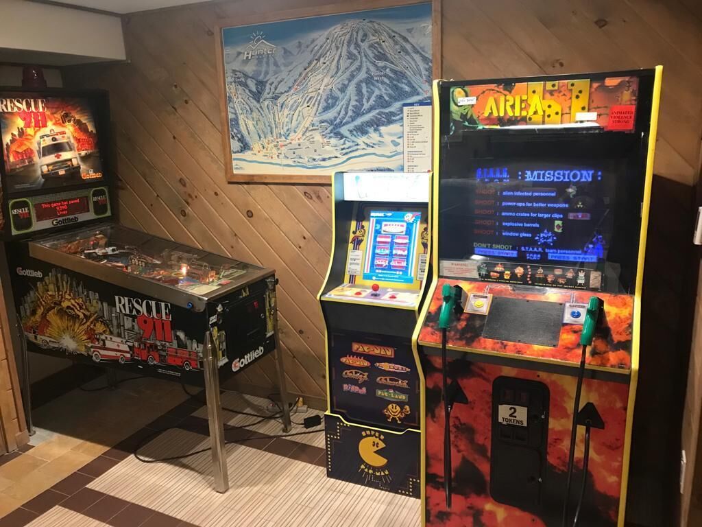 Ein Raum mit zwei Spielautomaten, einer mit der Aufschrift 'Rescue 911' und der andere 'Air Attack'.