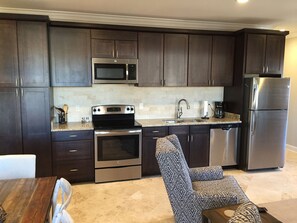 Geladeira, micro-ondas, fogão, cooktop