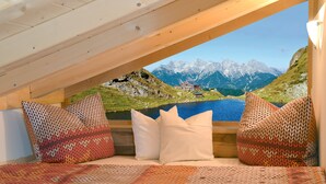 Ein Schlafzimmer mit Blick auf Berge und einen See.