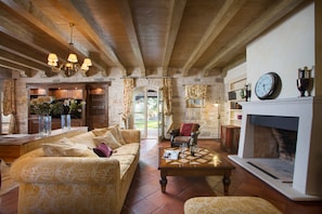Smart TV, fireplace, DVD player, books