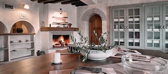 First class luxury villa with big pool, 1000sqm living area, 30000 sqm garden