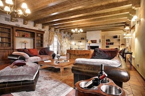 Smart TV, fireplace, DVD player, books