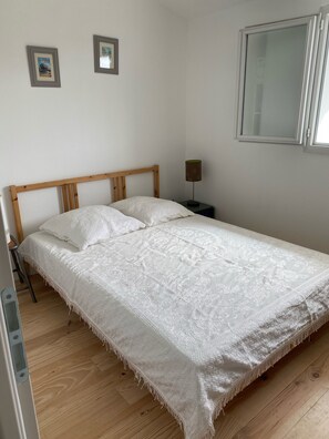 2 chambres, fer et planche à repasser, Wi-Fi gratuit, draps fournis