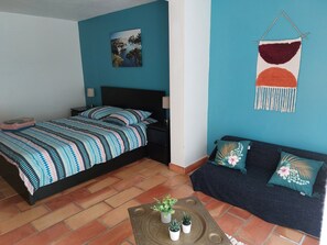 4 bedrooms, iron/ironing board, free WiFi, bed sheets - Spacious air conditioned house with large swimming pool - Provence (Carry-le-Rouet)