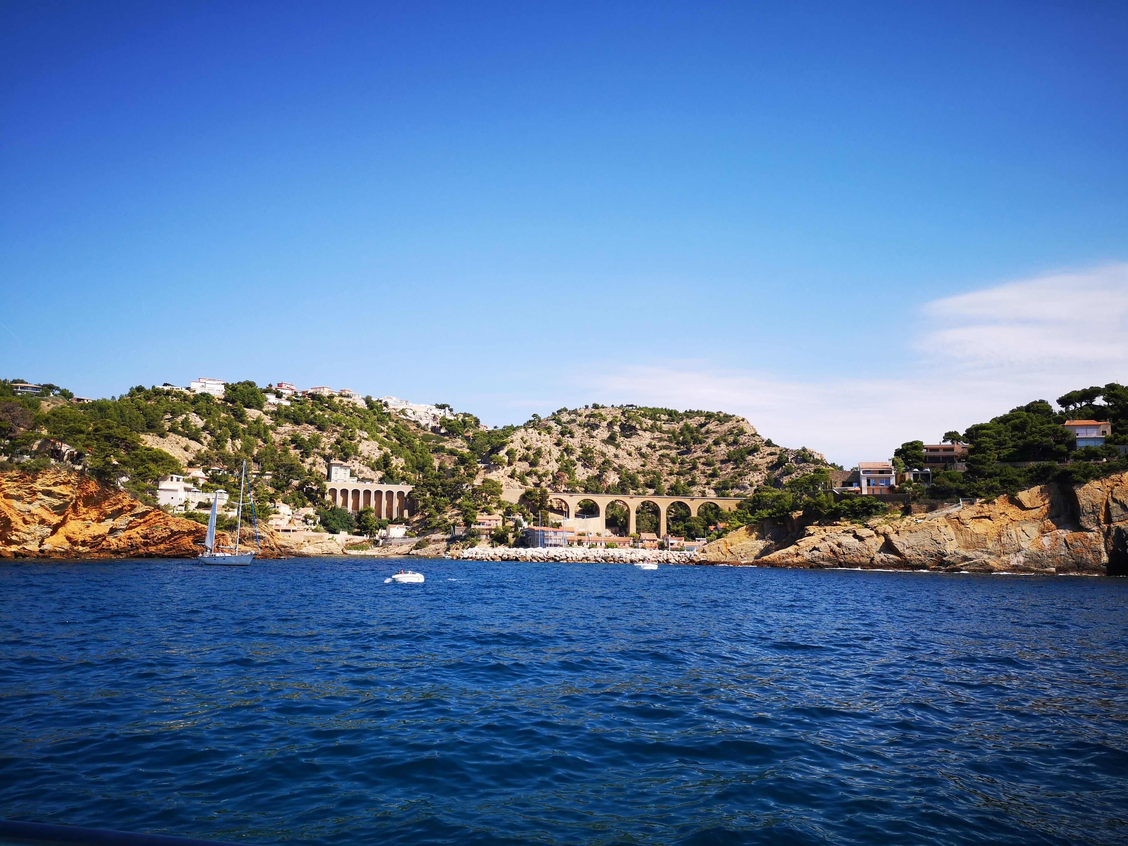 Une promenade en bateau depuis le port permet de visiter les calanques