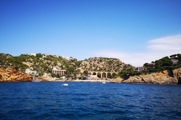 Une promenade en bateau depuis le port permet de visiter les calanques