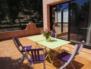 Outdoor dining - Spacious air conditioned house with large swimming pool - Provence (Carry-le-Rouet)