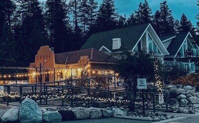 Luxury cottage with all the extras-family & pet friendly, hot tub open Fri-Sun!