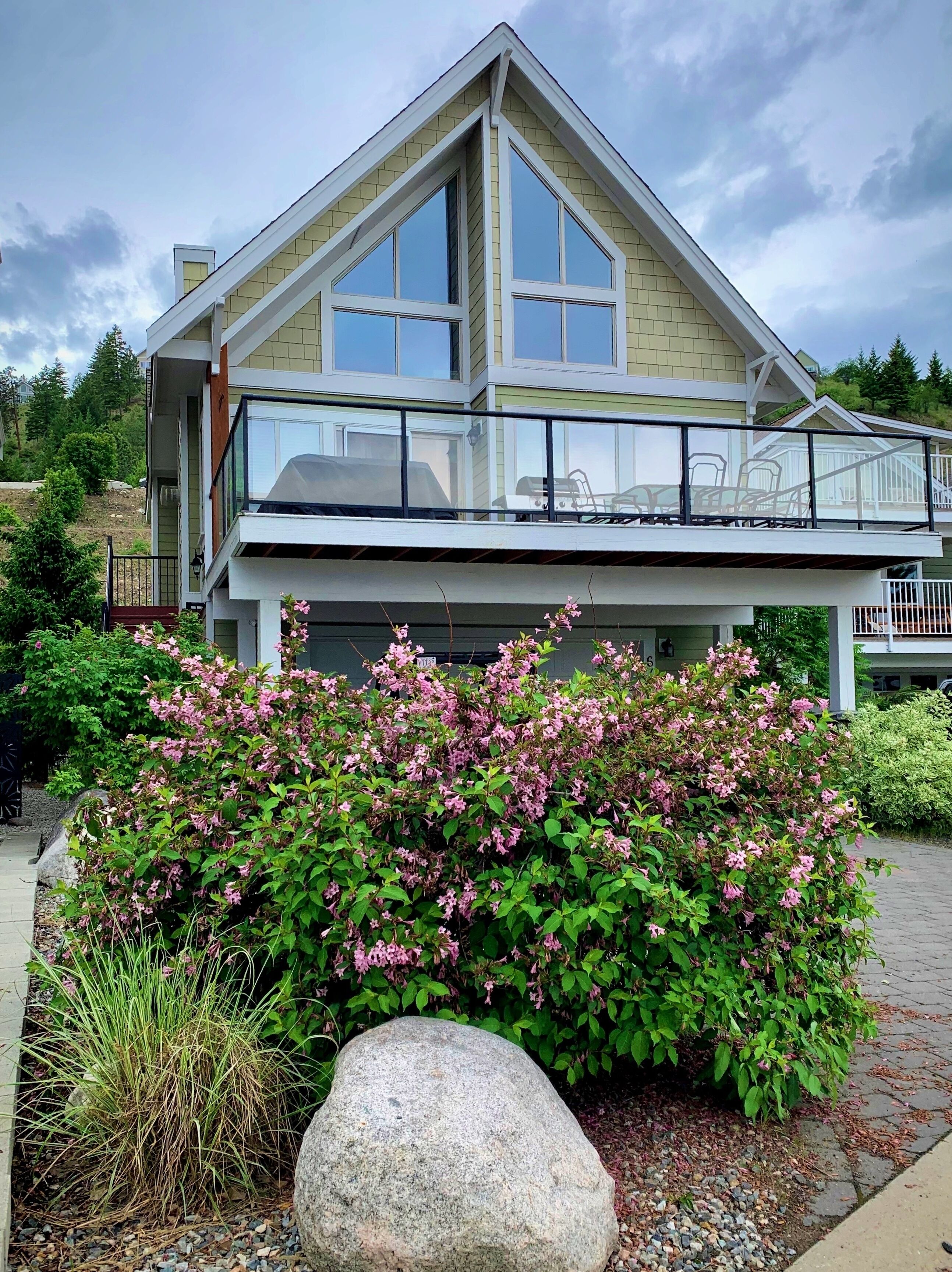 Christmas available cozy lakeview cottage, huge deck 3 bed 2 bath  